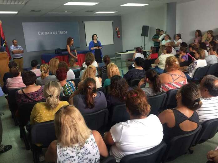 La alcaldesa accidental Celeste López dio la bienvenida a los trabajadores contratados (Foto TA)